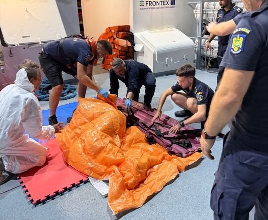 Operațiune de salvare în Marea Neagră după ce o navă comercială a luat foc. 12 marinari, salvați. Nicușor Dan: A fost lovită