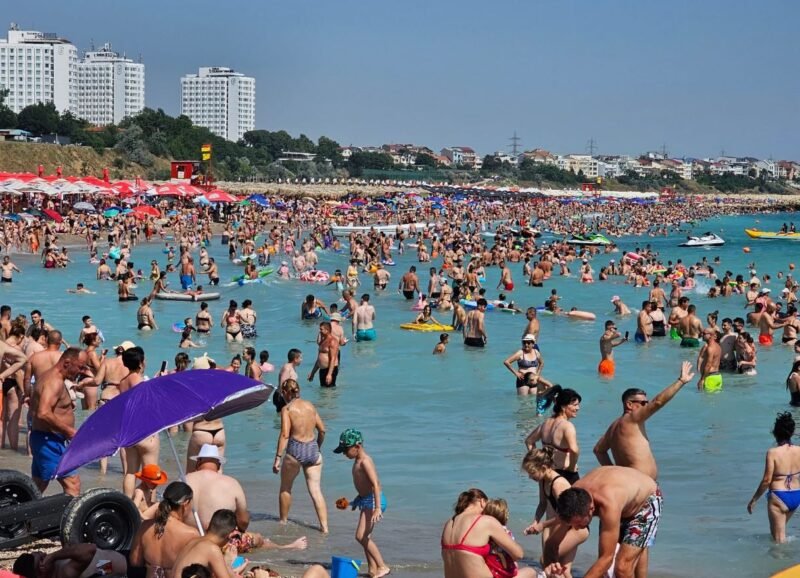 Litoralul românesc, ocupat la capacitate maximă. Peste 200.000 de turiști sunt la mare în acest weekend