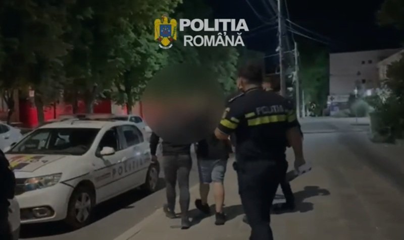 MEDGIDIA. Tineri reținuți după ce ar fi amenințat un bărbat și i-ar fi distrus poarta și mașina