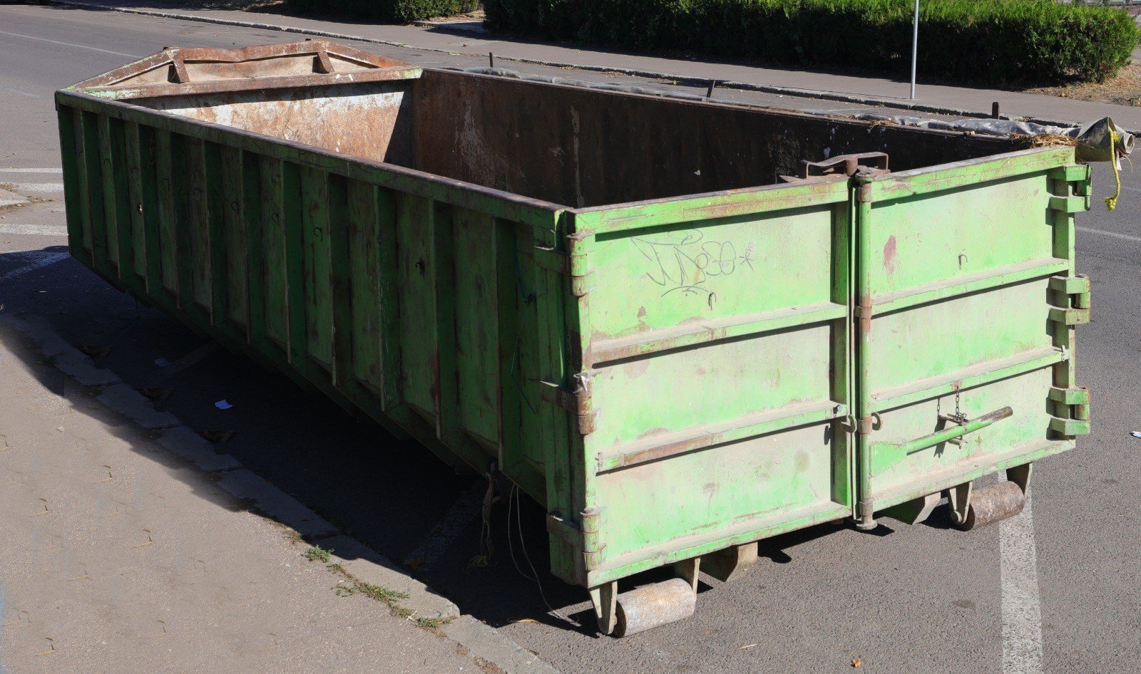 Atenție la deșeurile voluminoase! Unde pot fi depozitate gratuit și ce riscă cei care le abandonează