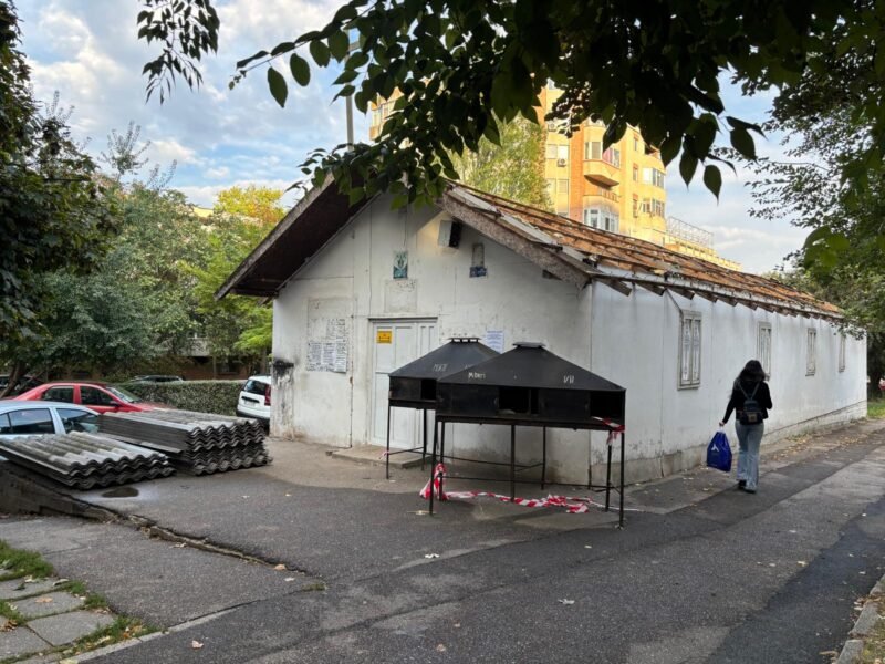 „Biserica de pe trotuar” din Constanța, demontată. Primele bucăți din acoperiș au fost date jos