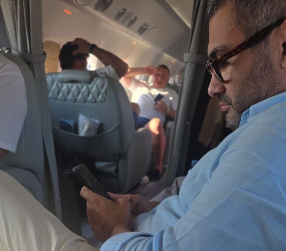 Primele imagini din avionul privat spre Mykonos. Cine se afla la bord