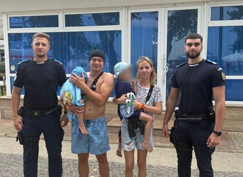 Final fericit în Mamaia. Un copil pierdut de familie, găsit de jandarmi în doar 25 de minute!