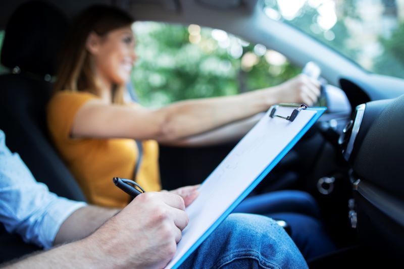 Examenul auto se schimbă. Patru manevre devin obligatorii pentru obținerea permisului categoria B