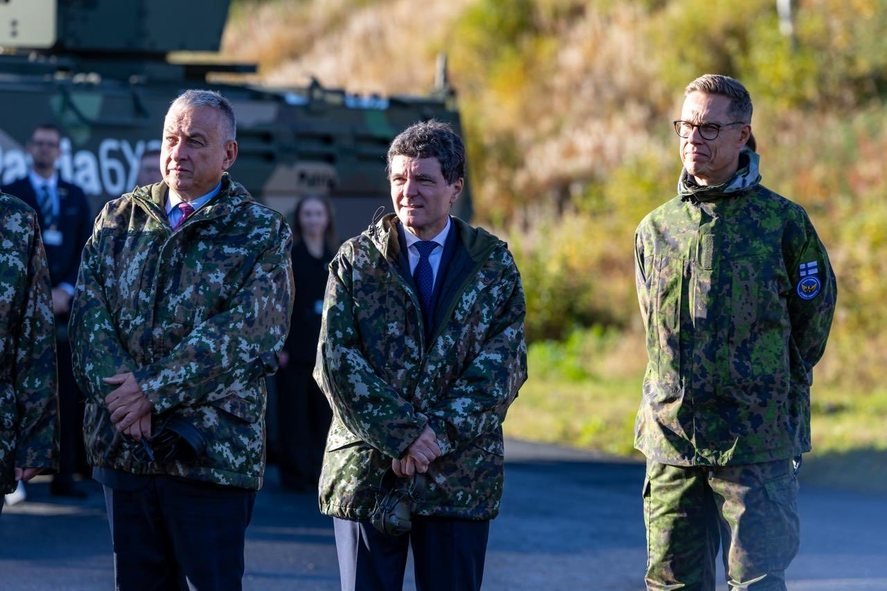 Nicușor Dan, vizită la o bază militară din Finlanda: „România se află pe același drum, trecând de la F-16 la F-35 în anii următori””