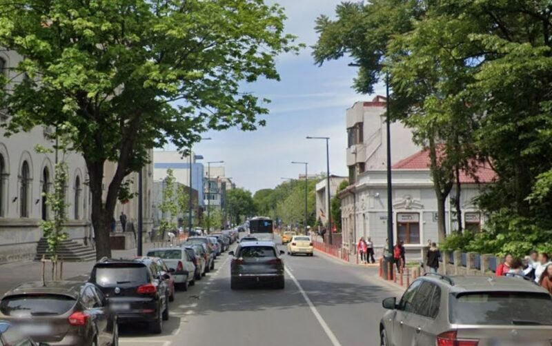 Locurile de parcare de pe strada Mircea cel Bătrân dispar. Spațiul va fi transformat în bandă de circulație