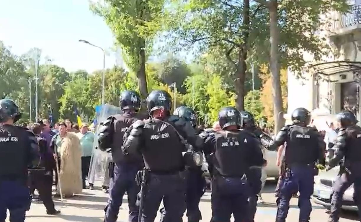 Jandarm în stare gravă după protestul din Piața Victoriei. A fost lovit cu o bâtă în cap