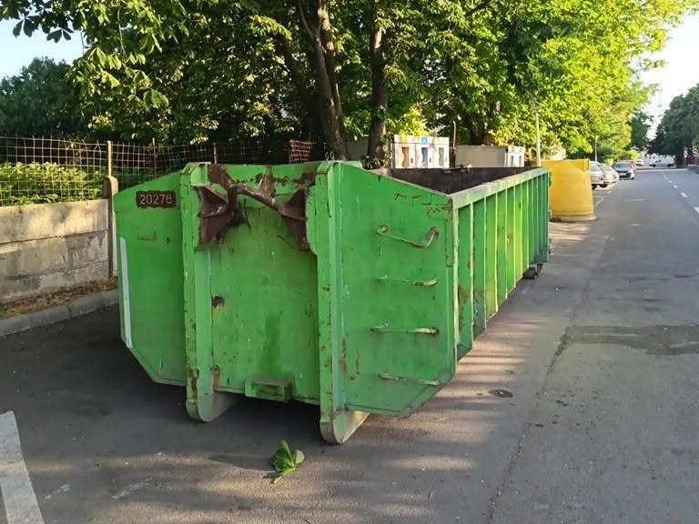 Ai de aruncat mobilă veche? Vezi unde găsești benele speciale în Constanța