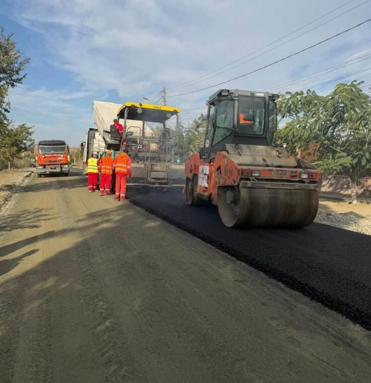 Se toarnă primul strat de asfalt pe DJ 226, între Tariverde și Crucea. Echipele de la Drumurile județene SA Constanța, pe teren