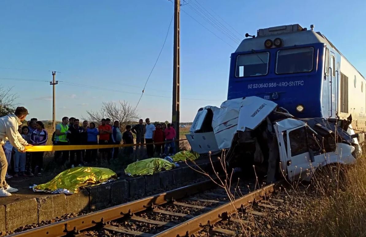 Tragedie în Galați. Patru oameni au murit după ce un tren a lovit o autoutilitară. Printre victime, o fetiță de 7 ani