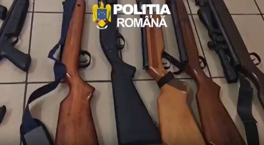 Percheziții la locuința unui constănțean. Oamenii legii au ridicat 24 de arme neletale și aproximativ 16.500 de proiectile metalice