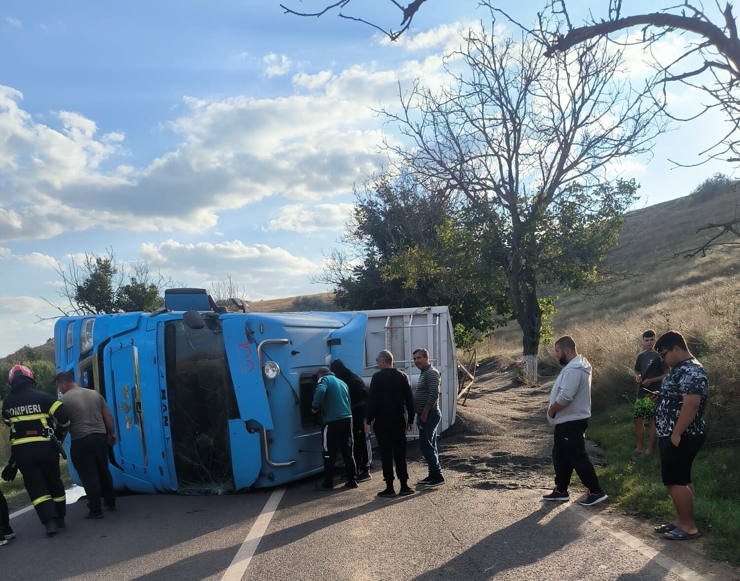 Autocamion încărcat cu floarea-soarelui, răsturnat la ieșirea din Negureni