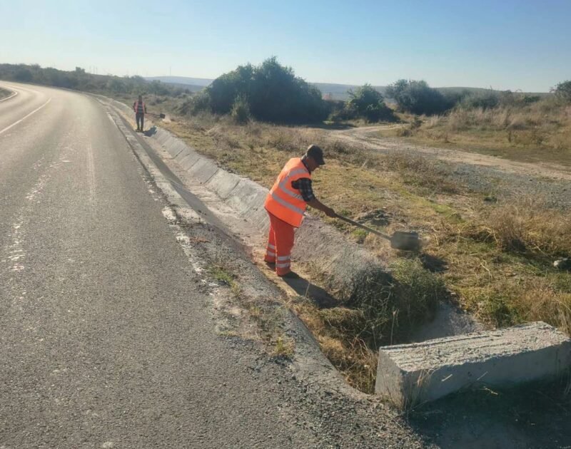 Echipele de la Drumuri Județene Constanța continuă lucrările de întreținere pe șoselele din județ