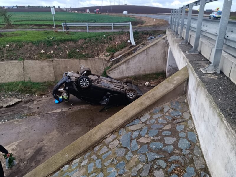O mașină s-a răsturnat în zona Sibioara. Intervin salvatorii
