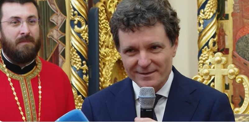 Nicuşor Dan, împreună cu mai mulţi consilieri, la Sfânta Liturghie din biserica Mănăstirii Cotroceni: Trebuie să dăm exemplu de moderaţie şi înţelegere