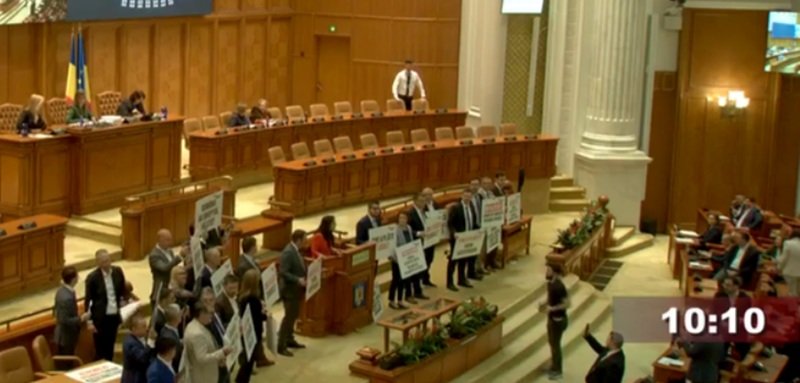 Protest în Camera Deputaţilor. Parlamentarii USR cer înfiinţarea Comisiei parlamentare de anchetă ”Mykonos-Nordis”